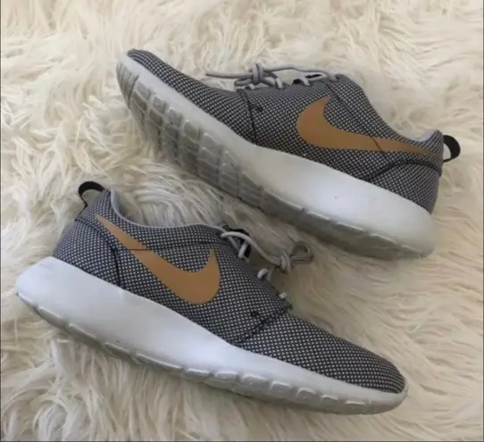 Nike GUC  grey/gold Roshe One  ~ size 8.5