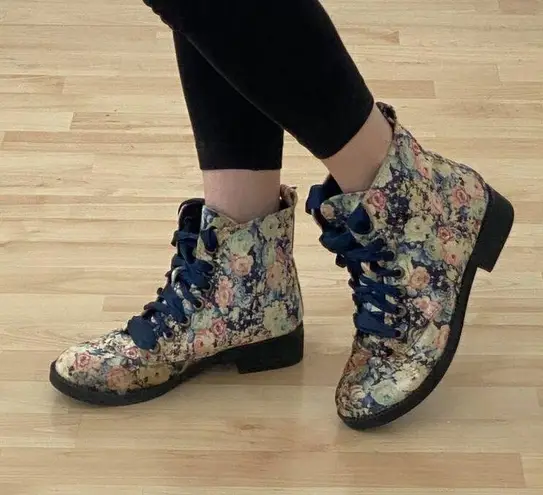 Dirty Laundry Velvet Floral Pattern Moto Boots Ribbon Laces Sz 7.5