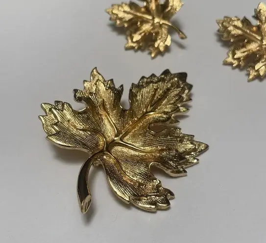 Signed Avon Matching Jewelry Set Gold Tone Brooch & Clip On Earrings