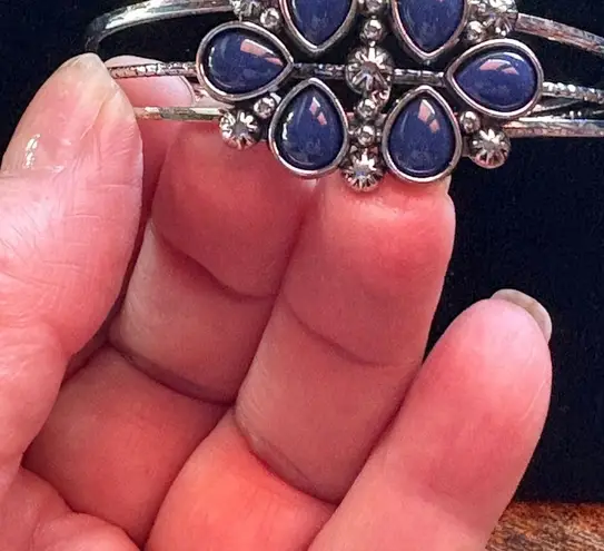 Chic Silver Bracelet with Deep Blue Stones