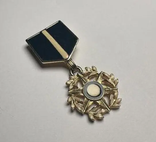 Blue & Cream Enamel Gold Tone Metal Badge Style Dangle Brooch Pin