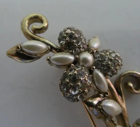 Monet  Vintage Flower Vine Plant Gold Tone Brooch Cluster Rhinestones Pearls Pin