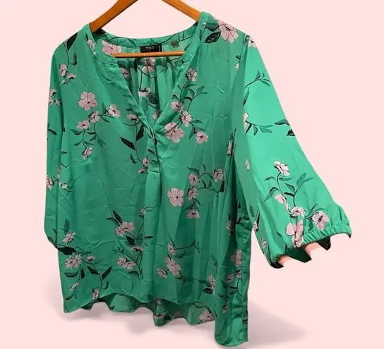 Cute Tahari Woman 1X avocado cherry blossom flowy 3/4 sleeve top v