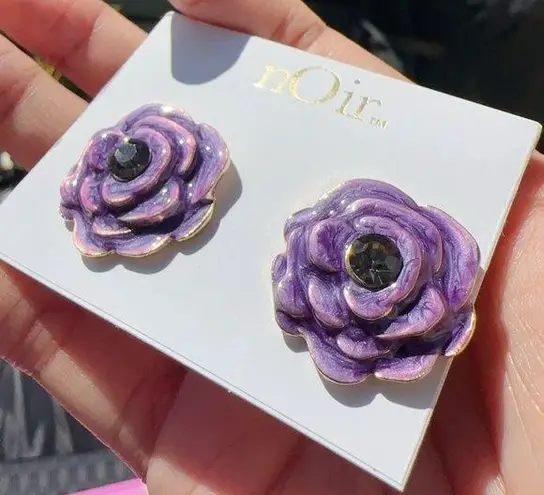 Noir gold tone purple flower reflective studs earrings