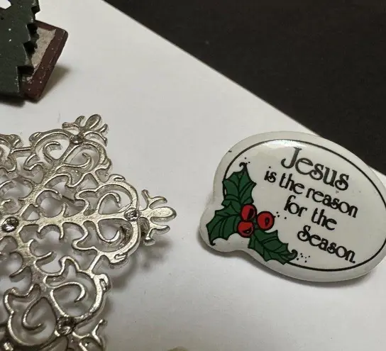 Christmas Holiday Brooch Pins Lot Of 17 For Crafts Projects Or Repair