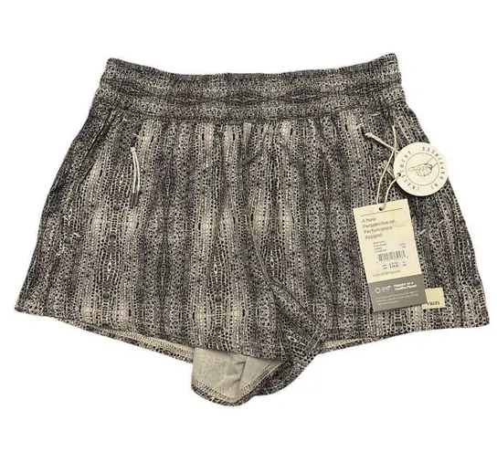 Vuori Women’s Dash Shorts Color Dune Snake Size XS New w/tag $58