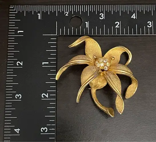 Vintage Unsigned Brushed Gold 3D Flower Brooch