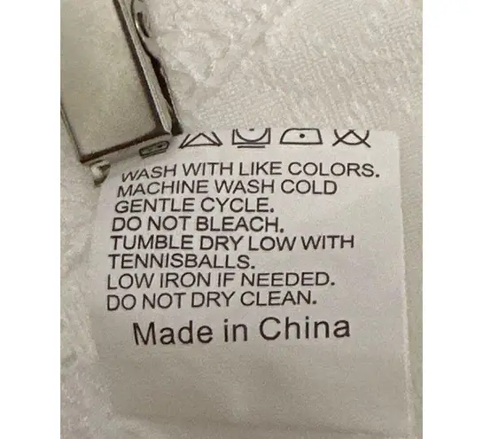 Medium White Sleeveless V Neck Top Eyelet Pattern Polyester Rayon Spandex Blend Size undefined