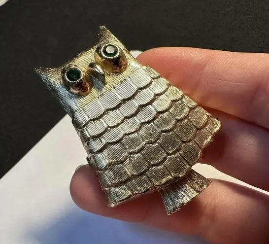 Signed Avon Solid Perfume Holder Brooch Pin Gold Tone Owl With Green Rhinestone
