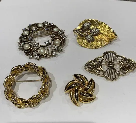 Monet Lot Of 5 Variety Of Vintage - Modern Brooch Pins Gold Tone 1  1 AAi