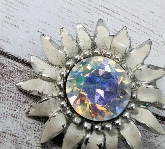 Vintage Weiss Clip On Earrings Cream with Aurora Borealis Center