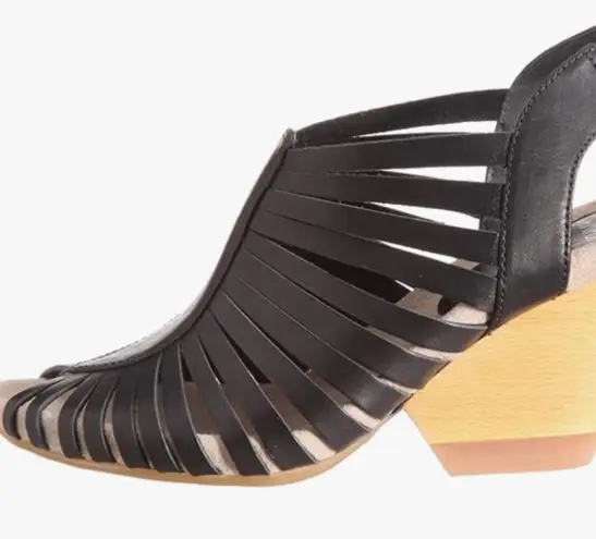 Camper Women “Rachel Wedge Sandals Sz. 39/8.5US Black EUC with Strappy Design