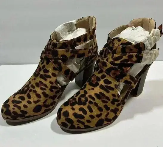 Bella Marie NIB! Leopard print crisscross buckle, zipper chunky heel boot Size 8.5