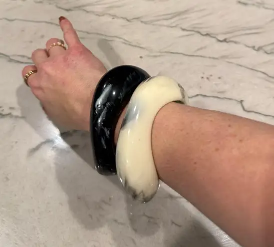 2 Vintage Black White Smoky Swirl Chunky Modernist Enamel Resin Bangle Bracelets