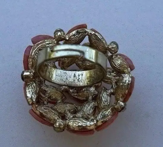 Vintage Gold Tone Coral Pink Peach Lucite Cabochon Ring stones Women’s Sz 8”