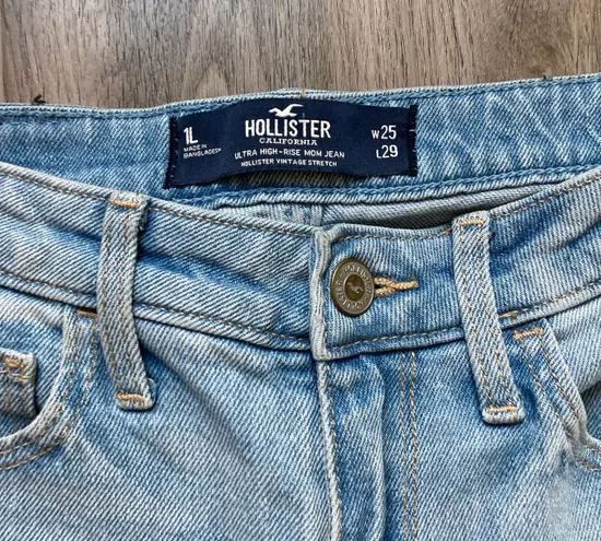 Hollister  Super High Rise Light Wash Distressed Straight Leg Jeans Size 25