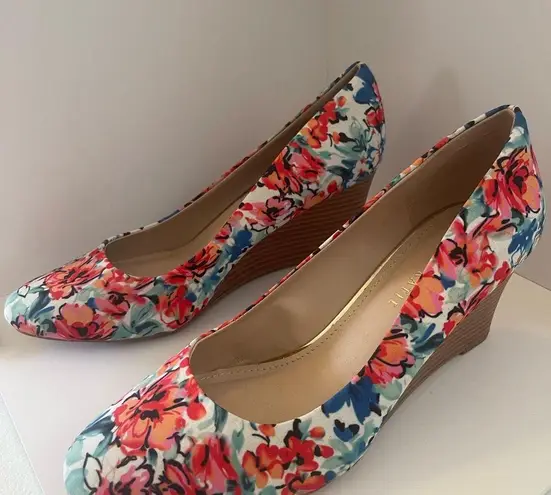 Kelly & Katie  Laurene wedge heels floral fabric size 10m cushion soles feminine