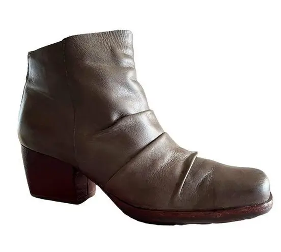 Kork-Ease  Kissel Ankle Boots Ruched Leather Block Stacked Heels Back Zipper 9M