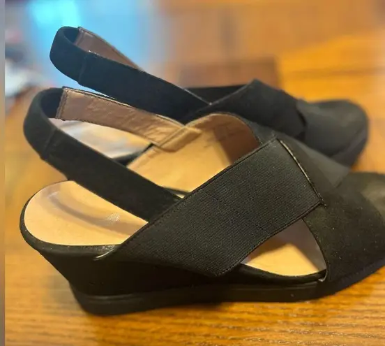 Journee Collection Women's Ronnie
Wedge Sandal, Size 9, Very Good Condition