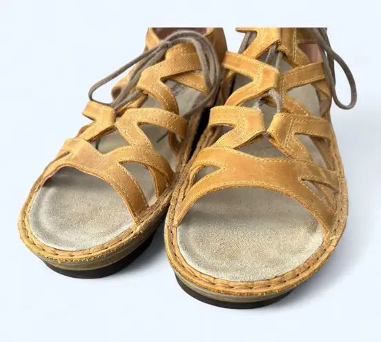 Naot Yarrow Oily Dune Nubuck Ghillie Lace