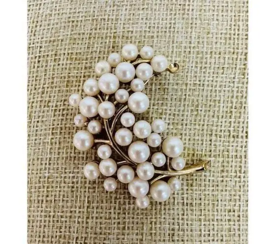 Trifari SIGNED CROWN Vintage Brooch Pin Faux Pearls Gold Tone Leaf