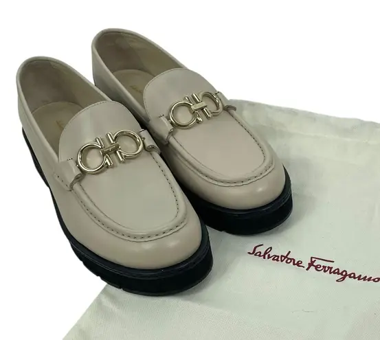 Salvatore Ferragamo  Gancini Lug Sole Leather Loafers Beige Size 8.5C