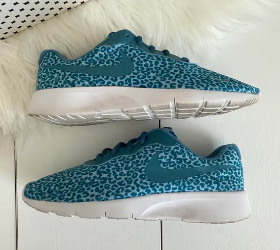 Nike tanjun leopard sale