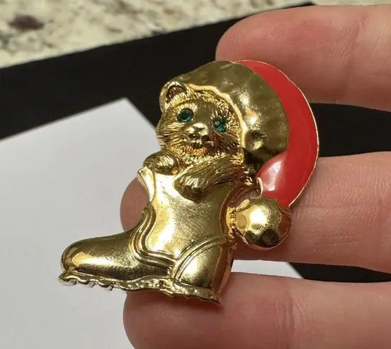 Avon Signed Cat In Boot With Red Santa Hat Holiday Brooch Pin Gold Tone