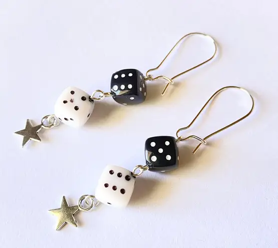 Handmade y2k Kawaii black&white dice star dangle earrings 💚💚