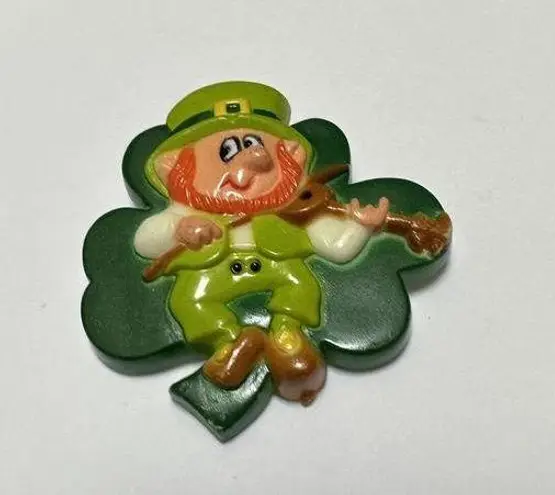 Signed Russ St Patrick Irish Leprechaun Fiddler Shamrock Holiday Brooch Pin Green