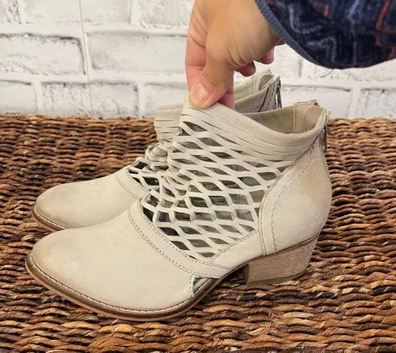 Women’s Rebels beige colored mesh leather style back zip western boots 6