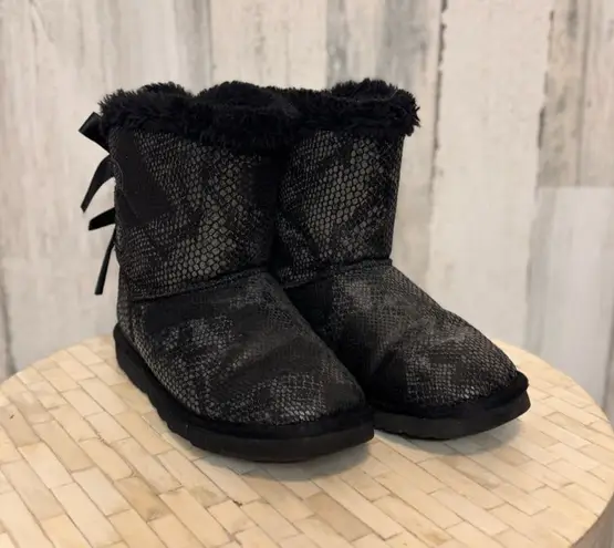 UGG  Australia Black Classic Short Bow Boots Snakeskin Texture Size 7 – Furry Lin - Image 1