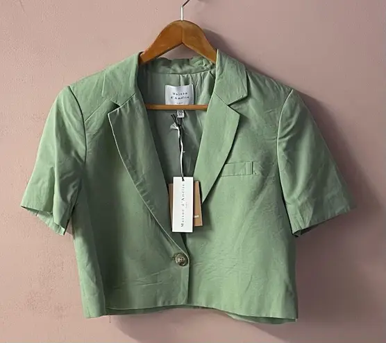 Maison d’ Amelíe Pastel Light Green Cropped Short