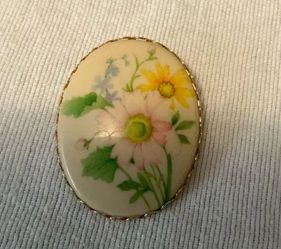 Hallmark Vintage 80s Floral Brooch