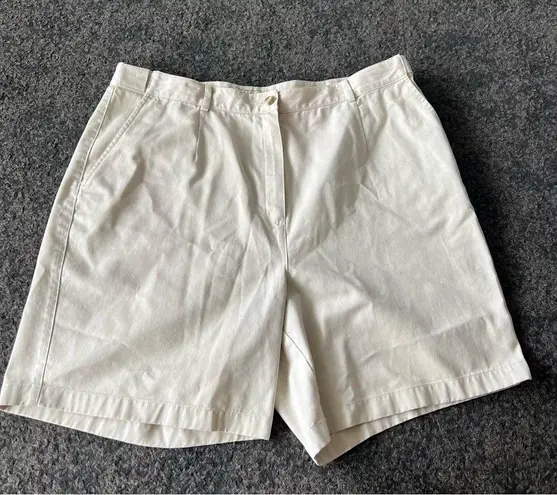 L.L.Bean  Women's Wrinkle Free Bayside Shorts Original Fit Khaki 