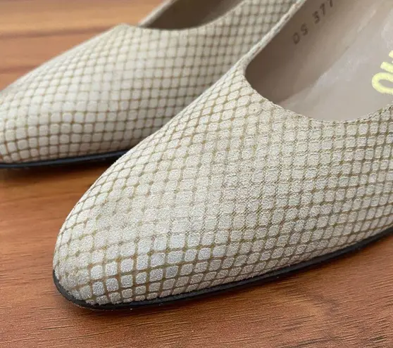 Salvatore Ferragamo Vintage Nude Beige Micro Waffle Suede Heel Pumps Size 6 AAAA