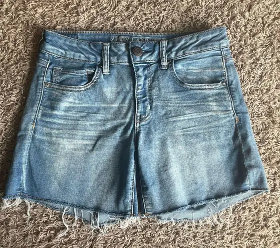 American Eagle Light Wash Super Stretch Midi Jean Short Size 8 Blue