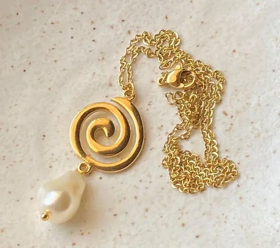Handmade gold tone stainless steel spiral swirl uzumaki & pearl necklace🌀