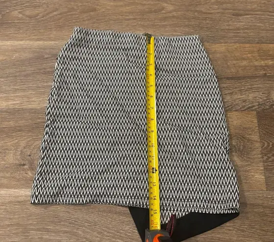 Atmosphere Women’s Mini Skirt Size 4 Black & White Casual Night Out