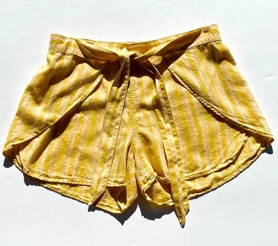 Patagonia  Women’s Garden Island Yellow Striped tie front shorts size large