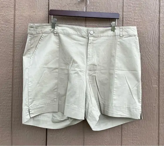 Lane Bryant NWT  Womens Shorts Beige Flat Front Deep Pockets Plus Size 24