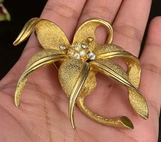 Vintage Unsigned Brushed Gold 3D Flower Brooch