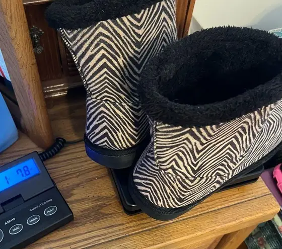 Vera Bradley  Boots Woman’s Size Large 9-10 Zebra Print Pull On Faux Fur