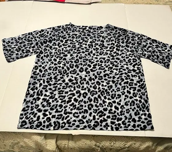 Zenana Outfitters Womens Size Medium Black Grey Gray Leopard Cheetah Animal Print Top Shirt