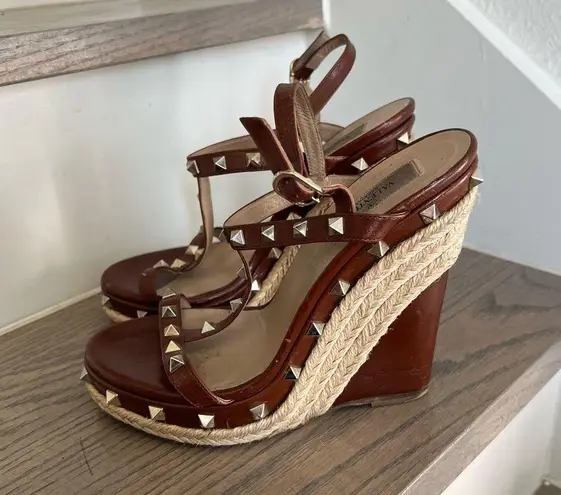 Valentino Garavani Valentino Leather T-Strap Rockstud Wedge Platform Ankle Strap Sandals in Brown