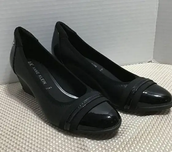 Anne Klein  Womens Black Leather Slip On Round Toe Wedge Heeled Pumps Size 10M