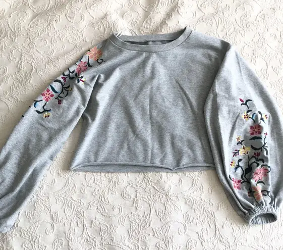 a.n.a  Gray Cropped Floral Embroidered Puff Sleeve Sweater