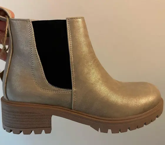 Seven7 NWT Billie Chelsea Boot Gold Women’s Sz 9
