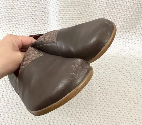 Ahnu by Teva Brown Leather TOLA Slip On Closed Toe Casual Comfort Shoe Flats 8.5