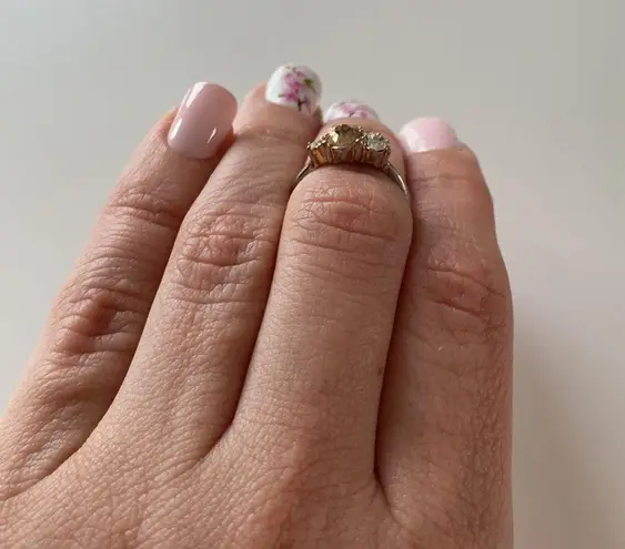 Midi ring about a size 4 Pink